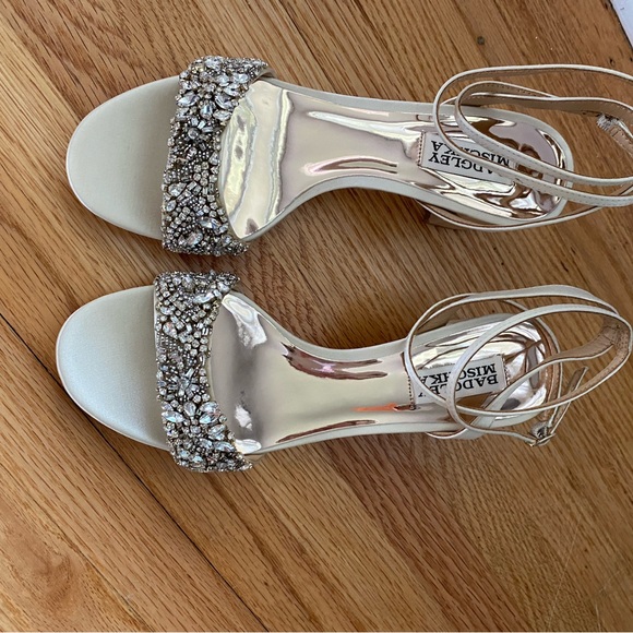 Badgley Mischka Jada Embellished Low Block Heel Ivory Satin Bridal Size 6.5 - Picture 4 of 7